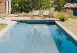 Une belle piscine spacieuse pour nager en toute liberté.
